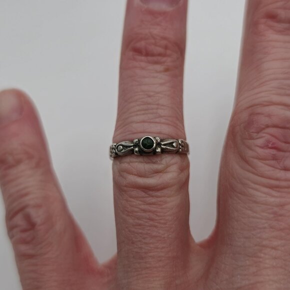 Size 6 Sterling Silver Unique Green Stone Rustic Band Ring A3591 - Picture 3 of 7